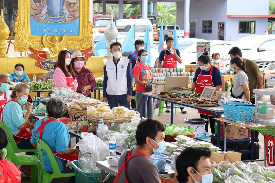 นายก อบต.ช่องสาริกา  จัดสถานที่ให้ประชาชนขายของ​ ช่วยเหลือในยามเศรษฐกิจถดถอย