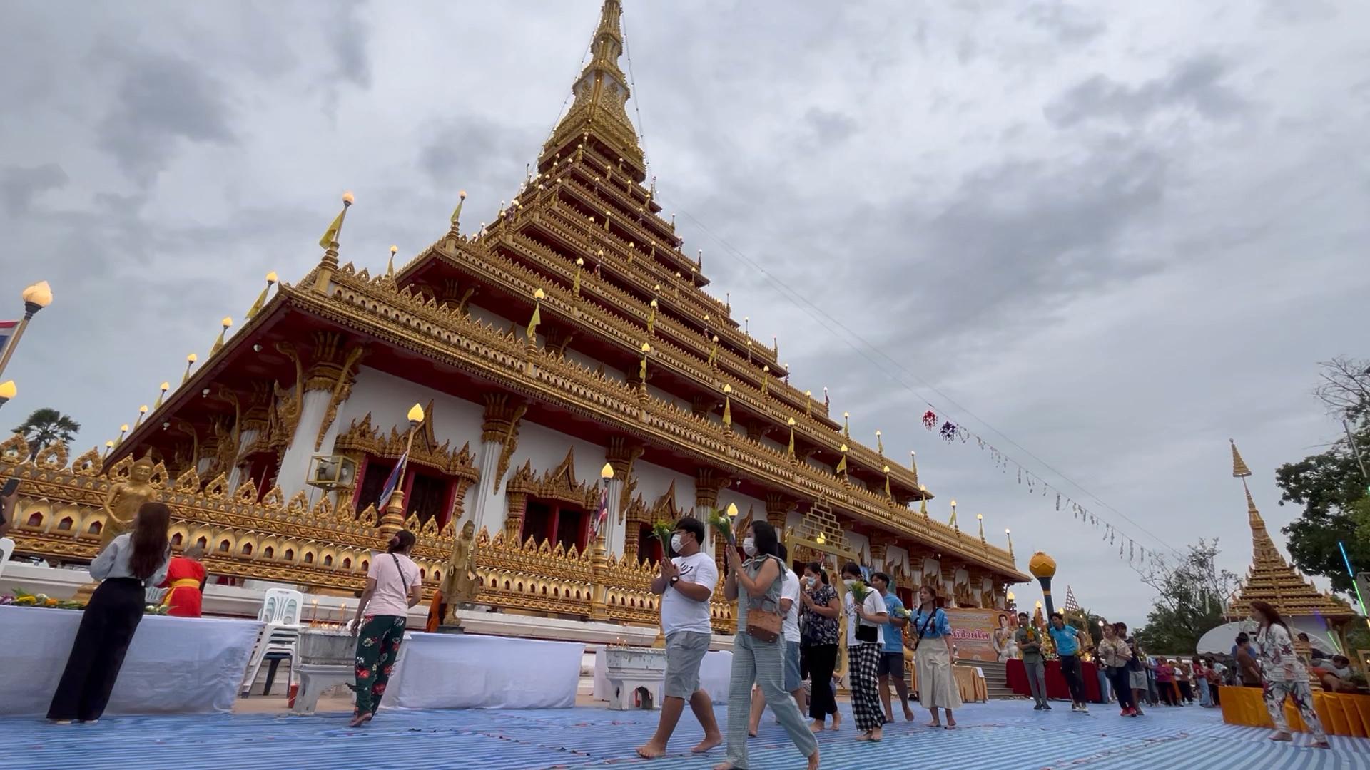 พุทธศาสนิกชนขอนแก่นร่วมประกอบพิธีเวียนเทียนแน่นทุกวัด ด้านตำรวจคุมเข้มงดขายเครื่องดื่มที่มีแอลกอฮอล์เด็ดขาด