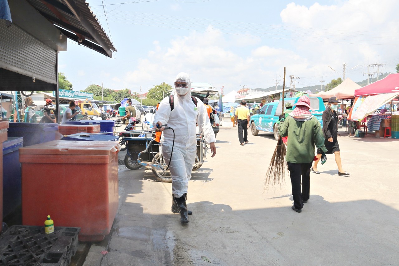 เทศบาลเมืองสัตหีบฉีดล้างพ่นน้ำยาฆ่าเชื้อตลาดสด ป้องกันไวรัสโควิด19