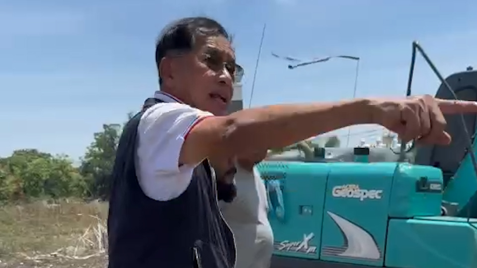 ปทุมธานีต้องรอด! "นายกแจ๊ส” นำทัพแบคโฮลุยขุดลอก “ระคังแปด” เคลียร์ลำรางตัน 40 ปี เปิดทางน้ำรับมือหน้าฝน!
