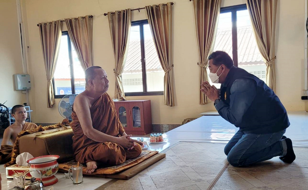 ผู้ว่าฯกาฬสินธุ์ เดินสายขอพรพระคุณเจ้า เพื่อความเป็นสิริมงคลรับปีใหม่