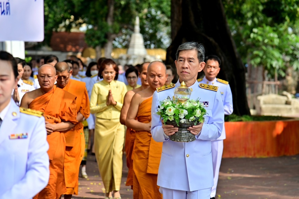 อัญเชิญพระบรมสารีริกธาตุ ประดิษฐานหน้าองค์พระปฐมเจดีย์ ให้ประชาชนสรงน้ำสักการะ 