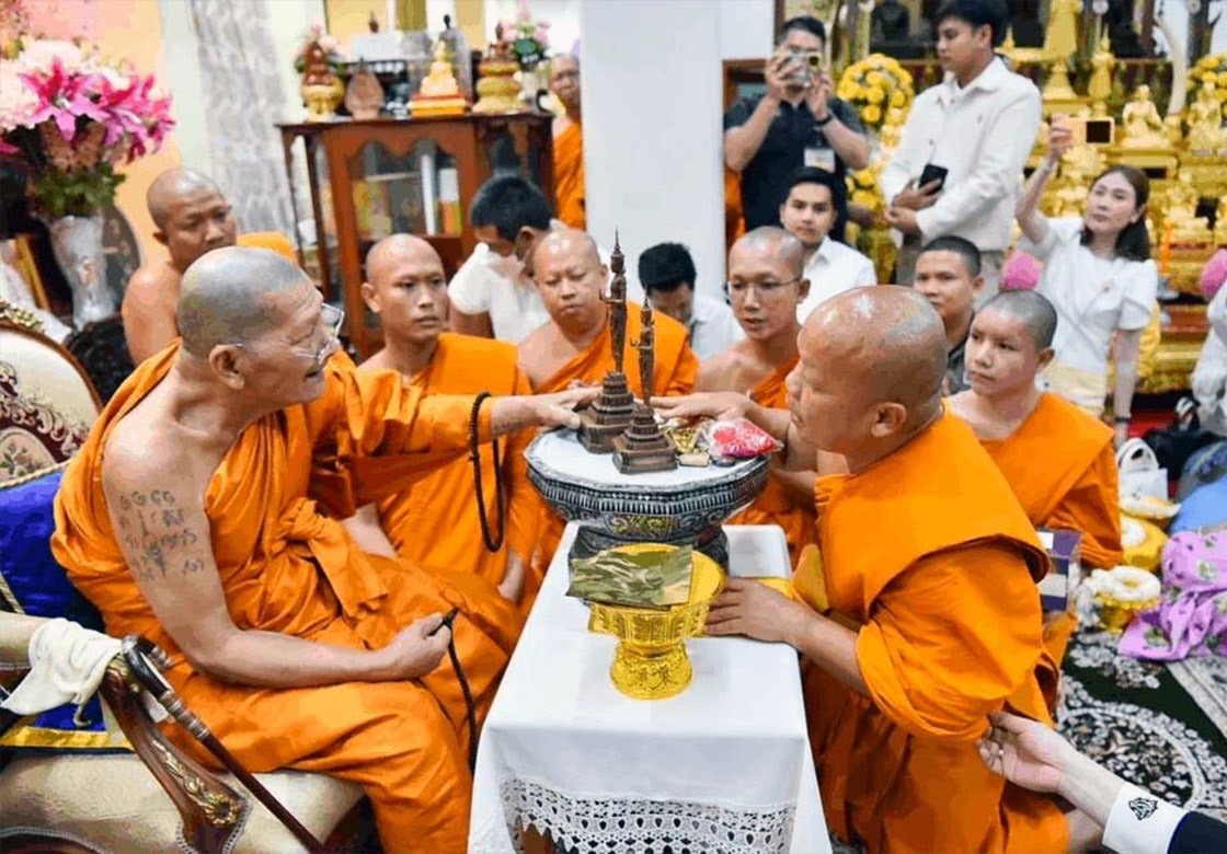 "หลวงปู่ศิลา" สุดยอดพระเกจิอาจารย์แห่งยุค เมตตาจารแผ่นทองเพื่อจัดสร้าง พระพุทธนฤมิตรจำลองวัดอรุณราชวราราม