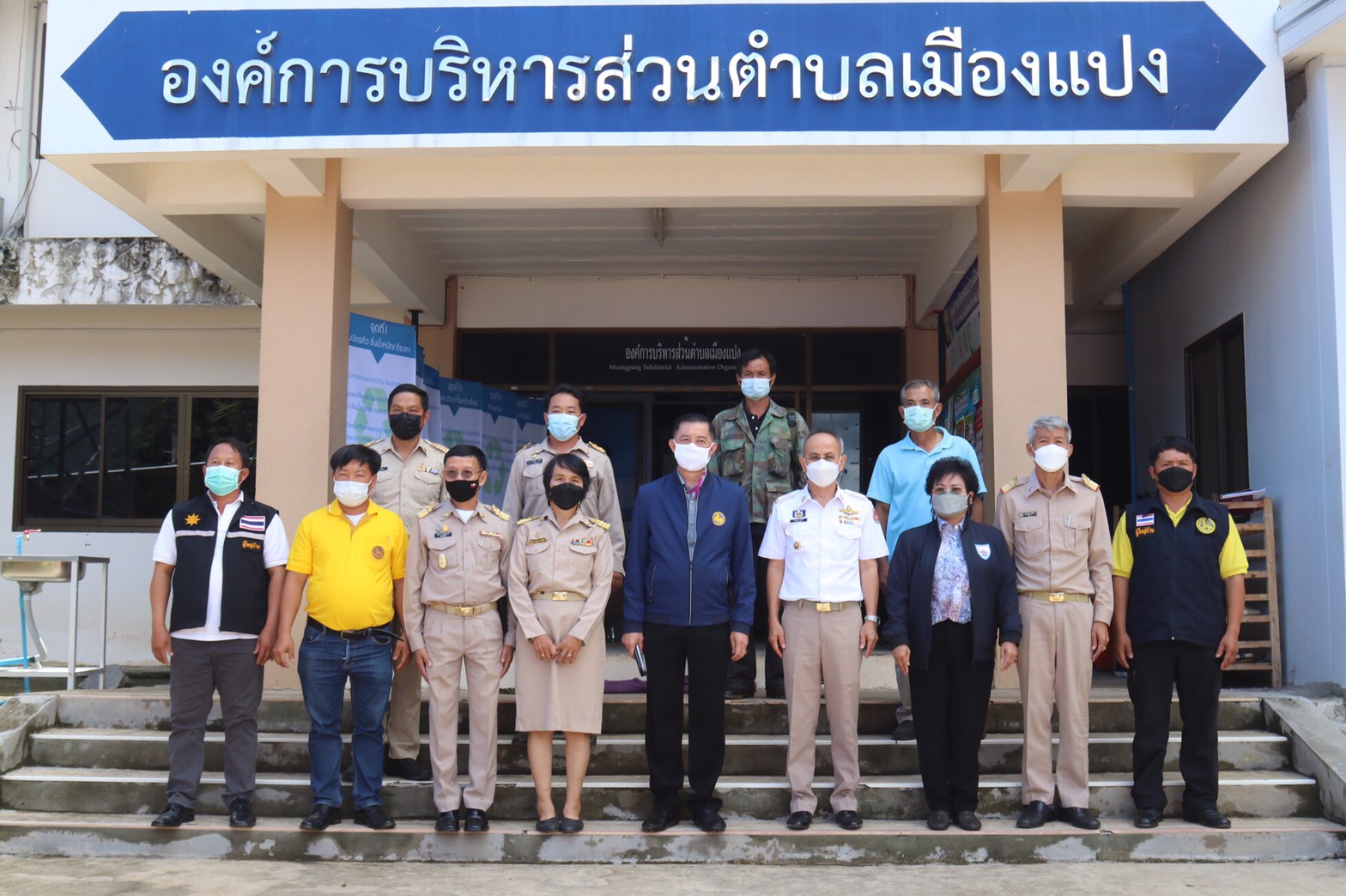 ผู้ว่าฯแม่ฮ่องสอน ลงพื้นที่ต.เมืองแปง อ. ปาย เร่งติดตามโครงการระบบผลิตไฟฟ้าด้วยพลังงานแสงอาทิตย์ ช่วยชาวบ้านยังไม่มีไฟฟ้าใช้ กว่า 70%ของพื้นที่