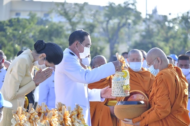 นายกฯ เป็นประธานทำบุญถวายพระราชกุศลวันคล้ายวันพระบรมราชสมภพในหลวง ร.9 ขณะที่ปชช.นำพระบรมราโชวาท มาให้กำลังใจ