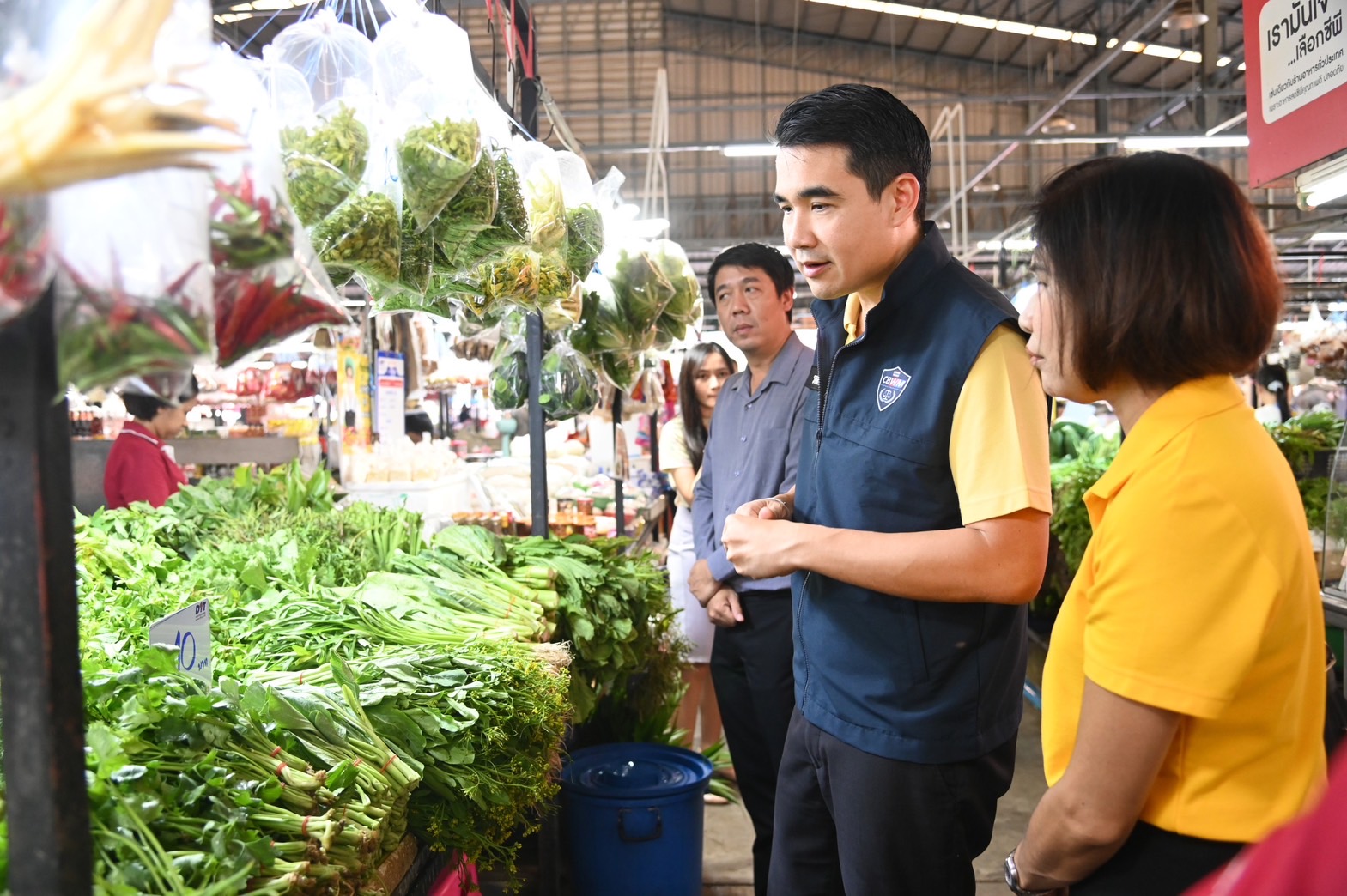 พาณิชย์ลงตรวจตลาดสดดวงแก้วพลาซ่า จ.นนทบุรี เผยราคาผักสดเริ่มปรับตัวลดลง 