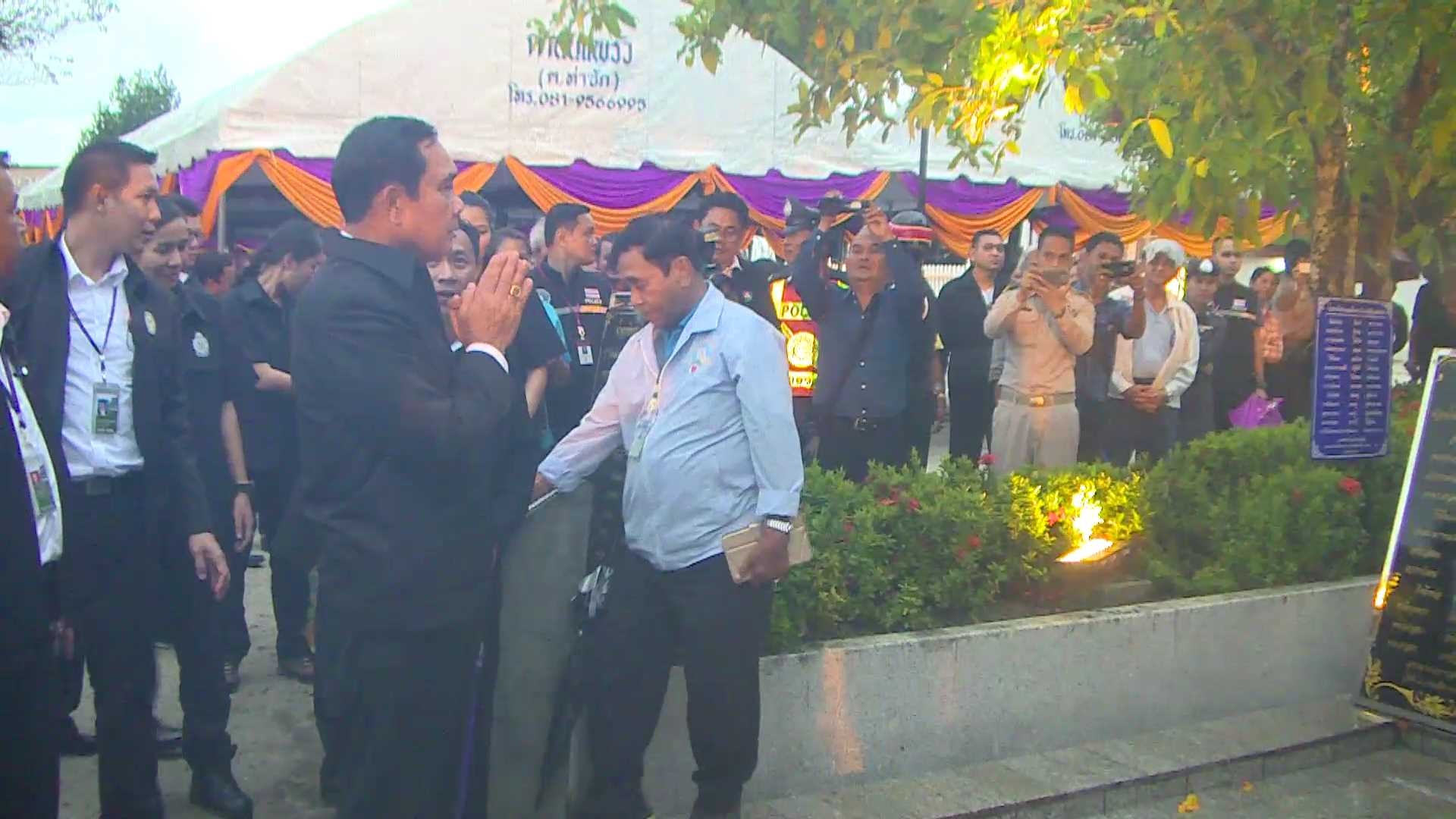 นายกฯสักการะพระประธานวัดพระมหาธาตุวรมหาวิหาร ปชช.รอต้อนรับเนืองแน่น