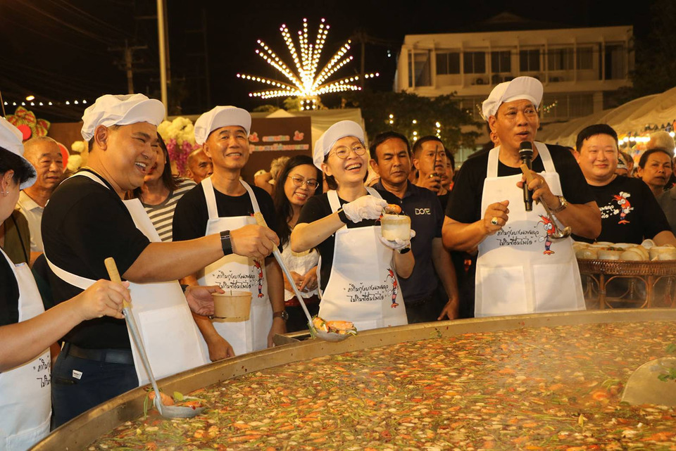 ต้มยำกุ้ง “3 จี” กระทะยักษ์ราชบุรี แจกชิมฟรีสุดอลังการ ชวนเที่ยวงานกินกุ้งบางแพคึกคักรับสงกรานต์
