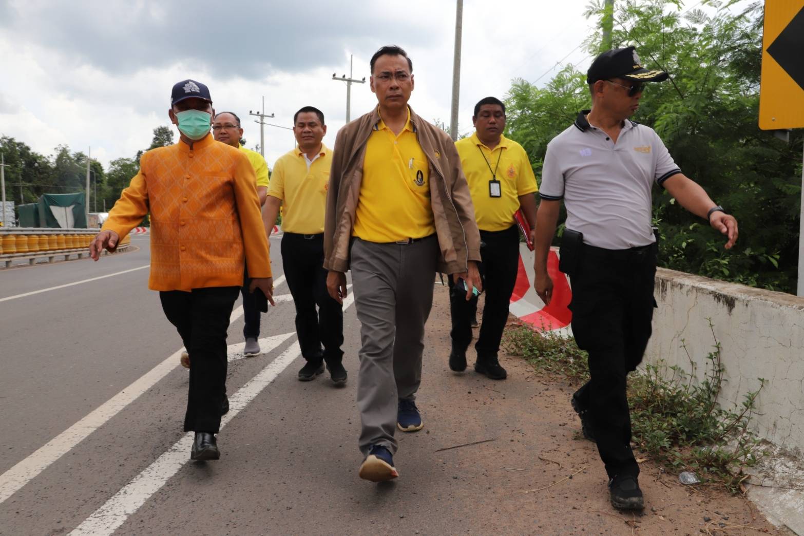 ผู้ว่าฯยโสธรลงพื้นที่สั่งการแก้ไขปัญหาผลกระทบจากน้ำมันรั่วไหลจากเหตุรถน้ำมันพลิกคว่ำ
