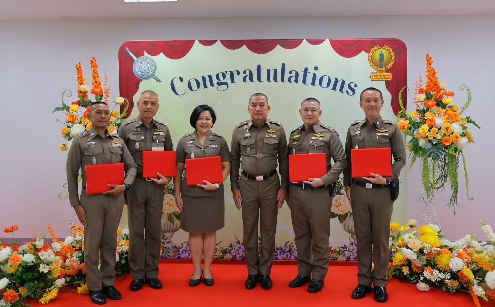  "ผบก.น.6" ประดัยยศและมอบใบประกาศนียบัตรข้าราชการตำรวจที่ปฏิบัติหน้าที่ดีเด่นสายงานจราจรและฝ่ายอำนวยการ 