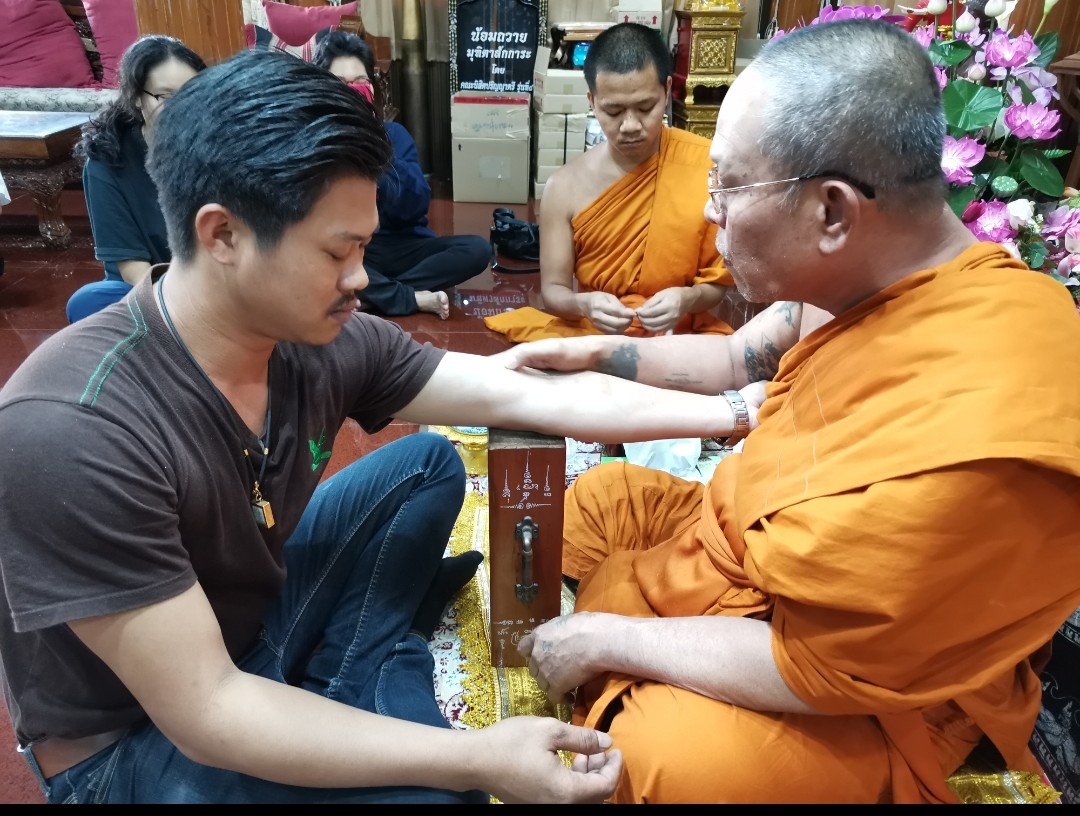 แห่ฝังตระกรุดทองคำท้องแขน หลวงพ่ออ๊อด วัดสายไหม เสริมดวง บารมี มหานิยม รับปีหนูทอง