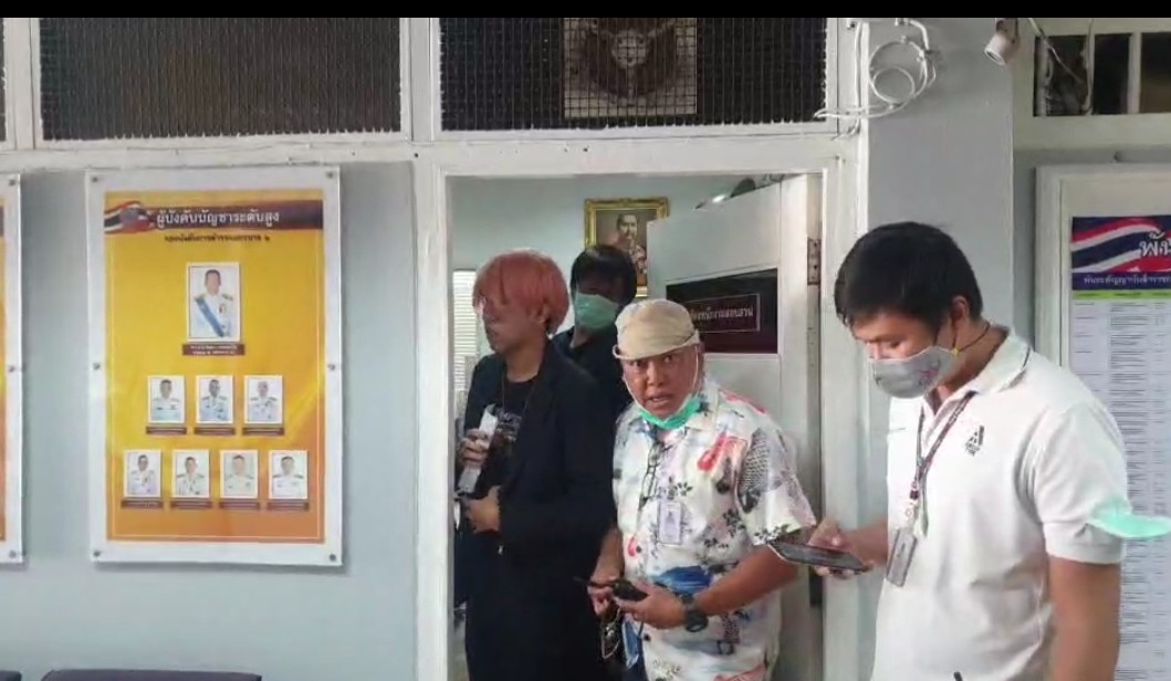 ศิลปิน-เซเลปม็อบราษฎรทยอยรายงานตัวคดีชุมนุมต้านรัฐประหารปี63 ห้าแยกลาดพร้าว ตร.วางกำลังบึ้ม