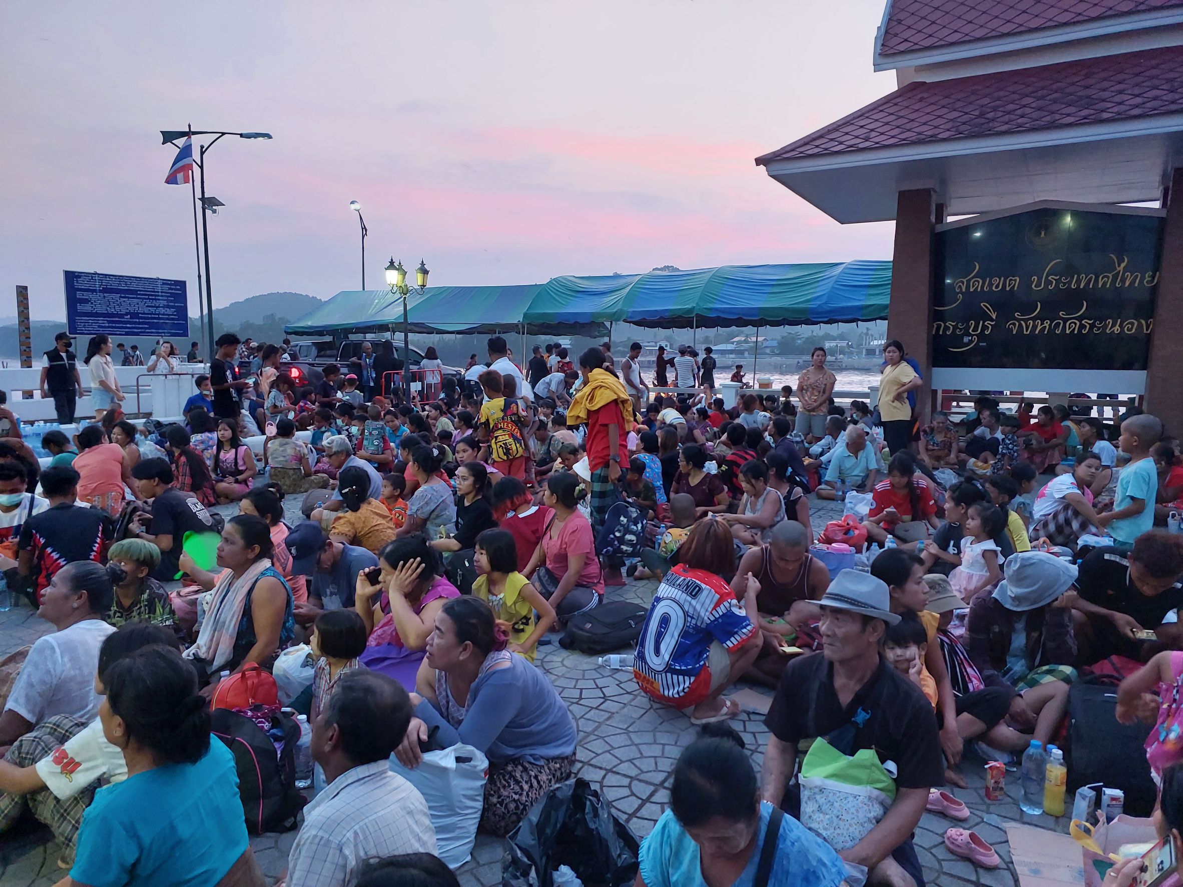 ชาวเมียนมาร่วม300รายอพยพหนีตายจากเกาะสองมาพึ่งไทยเหตุกองกำลังPDFยิงผู้นำท้องถิ่นเสียชีวิต