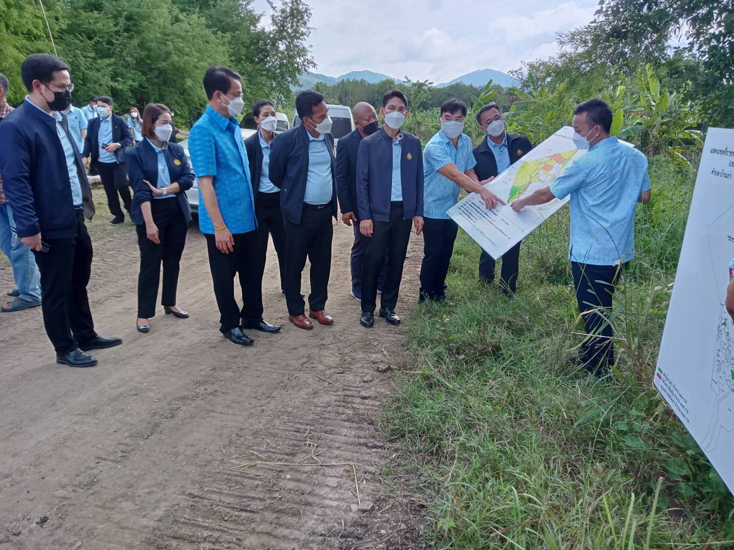 รองผู้ว่าฯกาญจนบุรีต้อนรับรองปลัดกระทรวงการคลังส่งมอบสัญญาเช่าที่ดินราชพัสดุ 