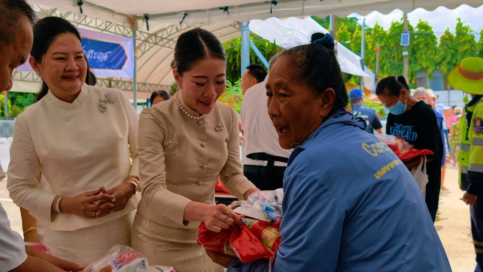 เศรษฐีใจบุญ เจ้าของสวอนเลค สัตหีบ ควักกว่า 1 ล้านบาท แจกทานช่วยผู้ยากไร้