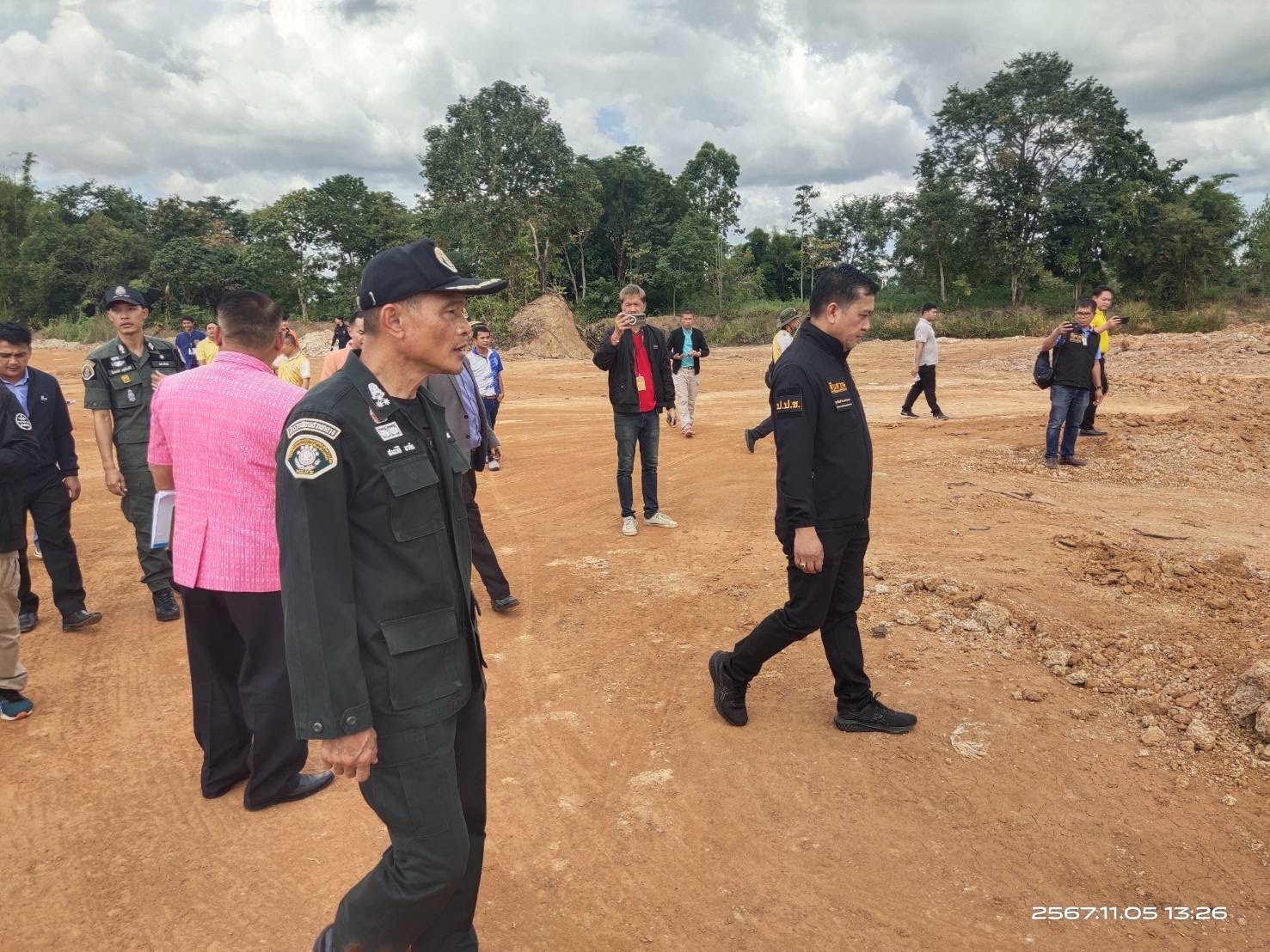 ป.ป.ช.เอาจริง  นำทีมลงพื้นที่หลังได้รับร้องเรียนว่ามีการลักลอบขุดดินกว่า 50 ล้านบาท ในเขต สปก.ศรีษะเกษ
