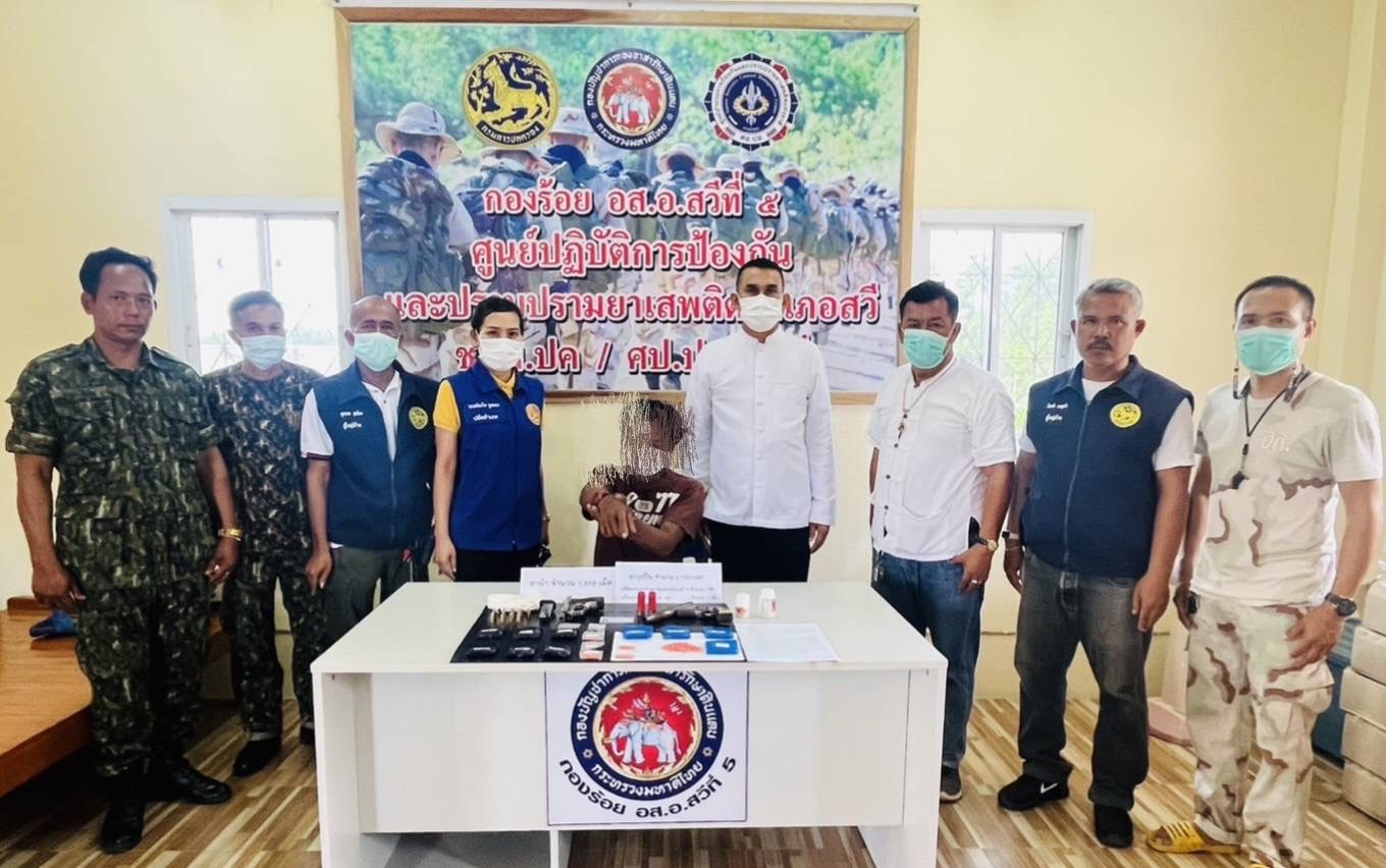 ชุมพร ปลัดอำเภอสวี นำกำลังบุกรวบพ่อลูกอ่อนคาบ้าน พบยาบ้า-ปืน ซัดซื้อมาจากอดีต ส.อบต.2 สมัย
