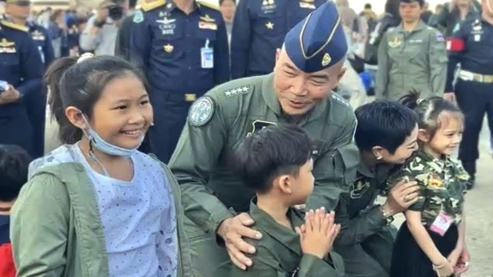 “บิ๊กคิม” ประกาศสร้างนักบินรบหญิง 4 คนแรก-วันเด็กกองทัพอากาศคนแห่ร่วมงานทะลุแสน