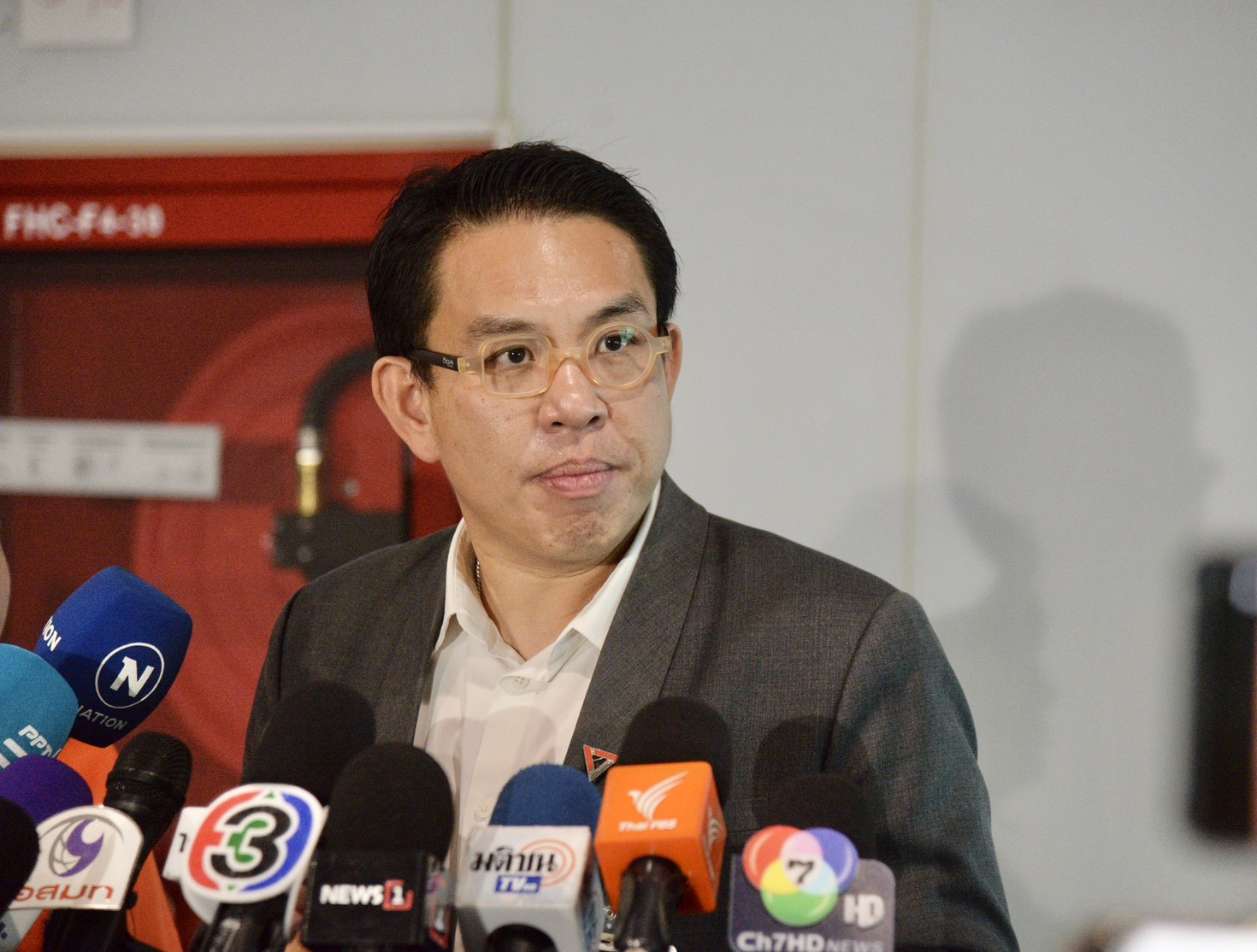 “วิโรจน์” ชี้ “กาสิโน” หากเกิดปย.จริงรับได้ จ่อคุย “สรรพากร” ปม “แพทองธาร” ซื้อขาย “หุ้น PN” ถูกกฎหมายหรือนิติกรรมอำพราง 