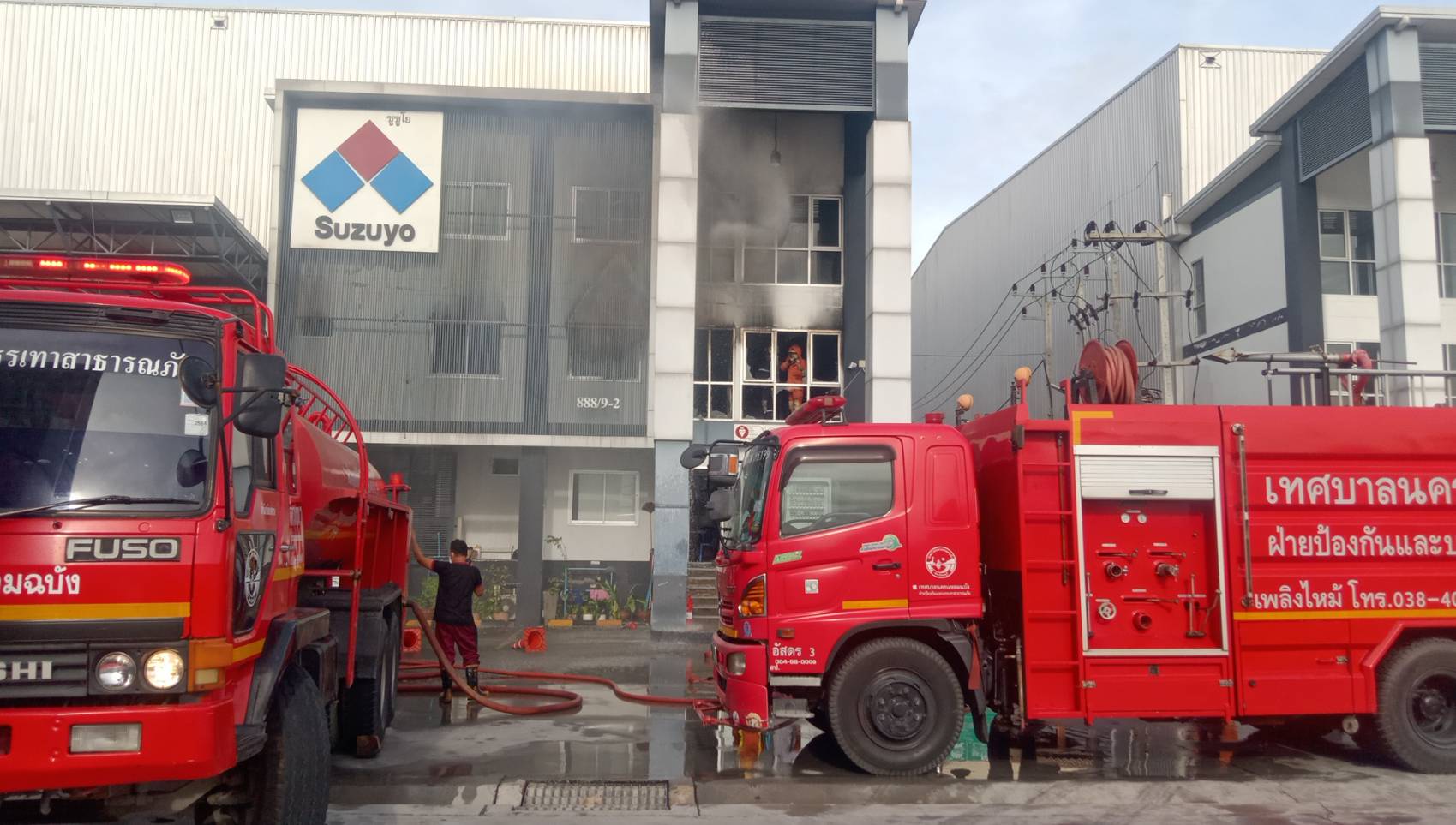 หวิดวอด ไฟลุกไหม้โกดังศูนย์กระจายสินค้า​ โชคดีดับได้ทัน