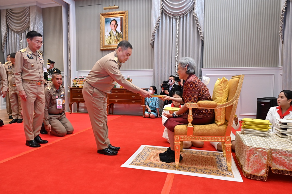 ผู้ว่าฯ-นายกเหล่ากาชาดแม่ฮ่องสอน เข้าเฝ้าฯ รับพระราชทานเกียรติบัตรจาก "กรมสมเด็จพระเทพฯ"