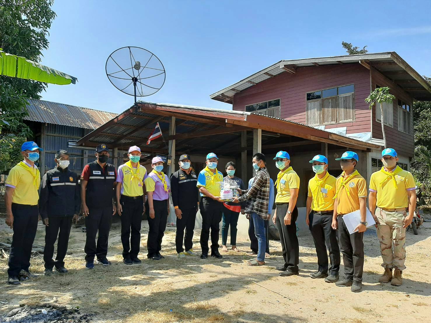รองผู้ว่าฯ ยโสธร นำจิตอาสา 904 และส่วนราชการลงพื้นที่เยี่ยมให้กำลังใจอดีตผู้ต้องราชทัณฑ์ในการเริ่มต้นชีวิตใหม่ 