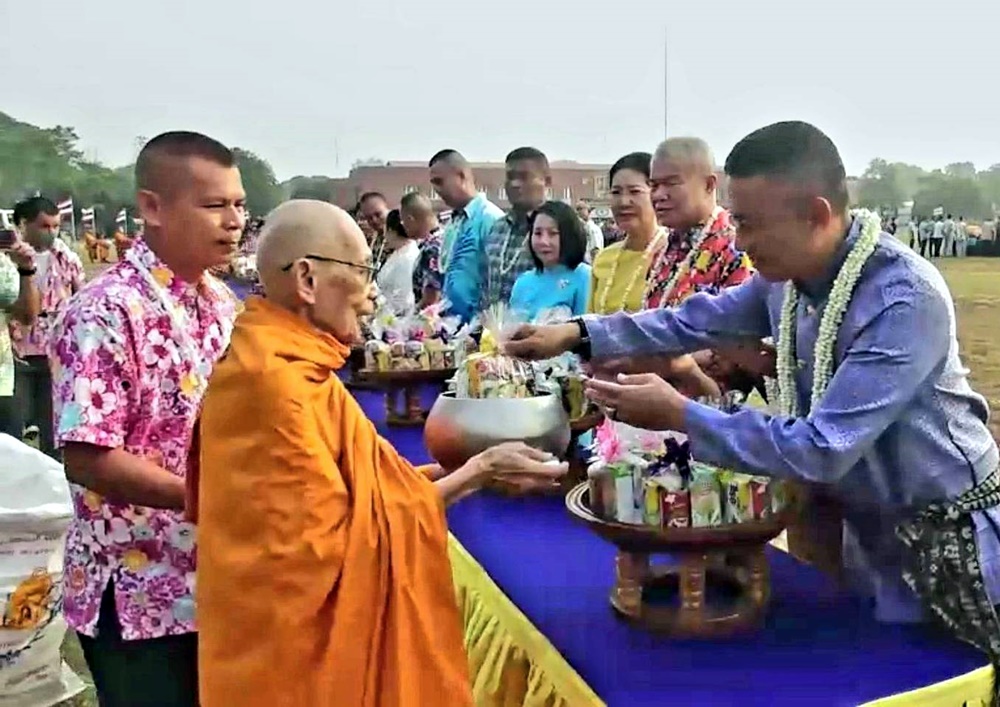 ผบ.นสศ. นำ ขรก.พร้อมครอบครัวทหารนักรบพิเศษ ร่วมทำบุญตักบาตร สรงน้ำพระ เสริมสิริมงคลวันขึ้นปีใหม่ไทย