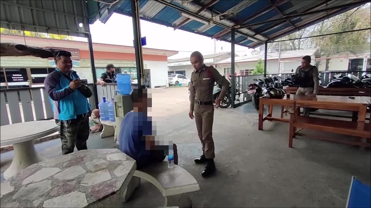 หนุ่มเพี้ยนเดินว่อนทั่วเมืองพร้อมกุญแจมือ ชาวบ้านแตกตื่นเรียกตร.ตรวจสอบหวั่นเป็นคนร้าย 