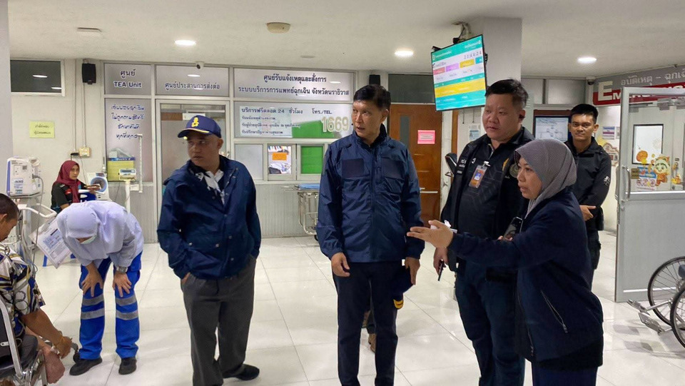 รองผู้ว่าฯ นราธิวาส รุดเยี่ยม 2 ผู้บาดเจ็บเหตุระเบิด ย้ำผู้ว่าฯ สั่งดูแลใกล้ชิด