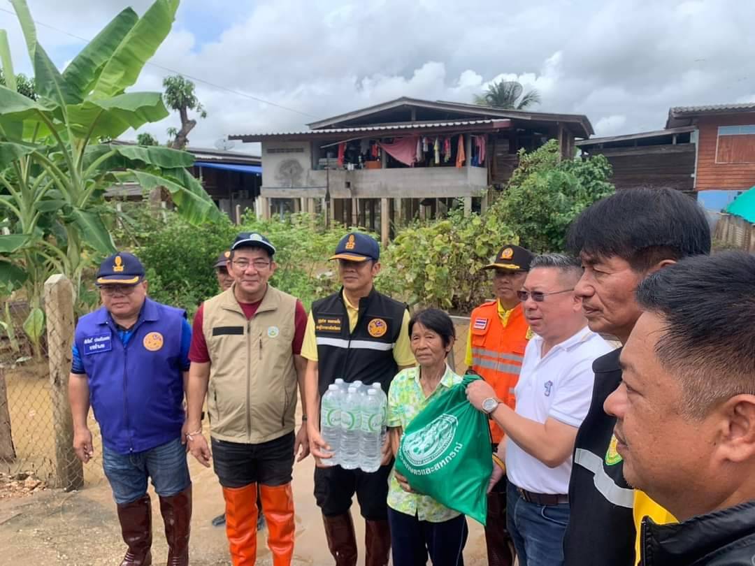 ตากเตรียมพร้อมรับสถานการณ์แม่น้ำวังล้นตลิ่ง เสริมความแข็งแรงคันกั้นและมอบถุงยังชีพให้ผู้ได้รับผลกระทบจากอุทกภัย