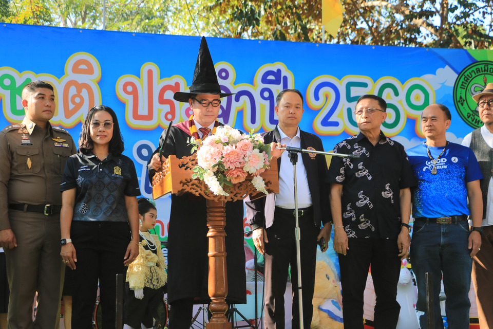 ผู้ว่าพังงาแต่งชุดพ่อมด เปิดงานวันเด็กแห่งชาติ ผู้ร่วมงานกว่า 5,000 คน