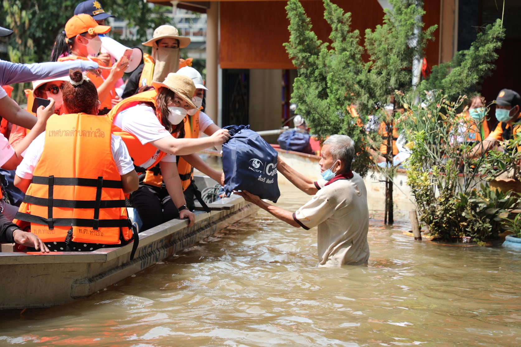 "อสมท"  เดินหน้า “MCOT Cares เพื่อชุมชน” ลงพื้นที่มอบถุงยังชีพ ผู้ประสบภัยน้ำท่วม ต.ท่าเรือ จ.อยุธยา