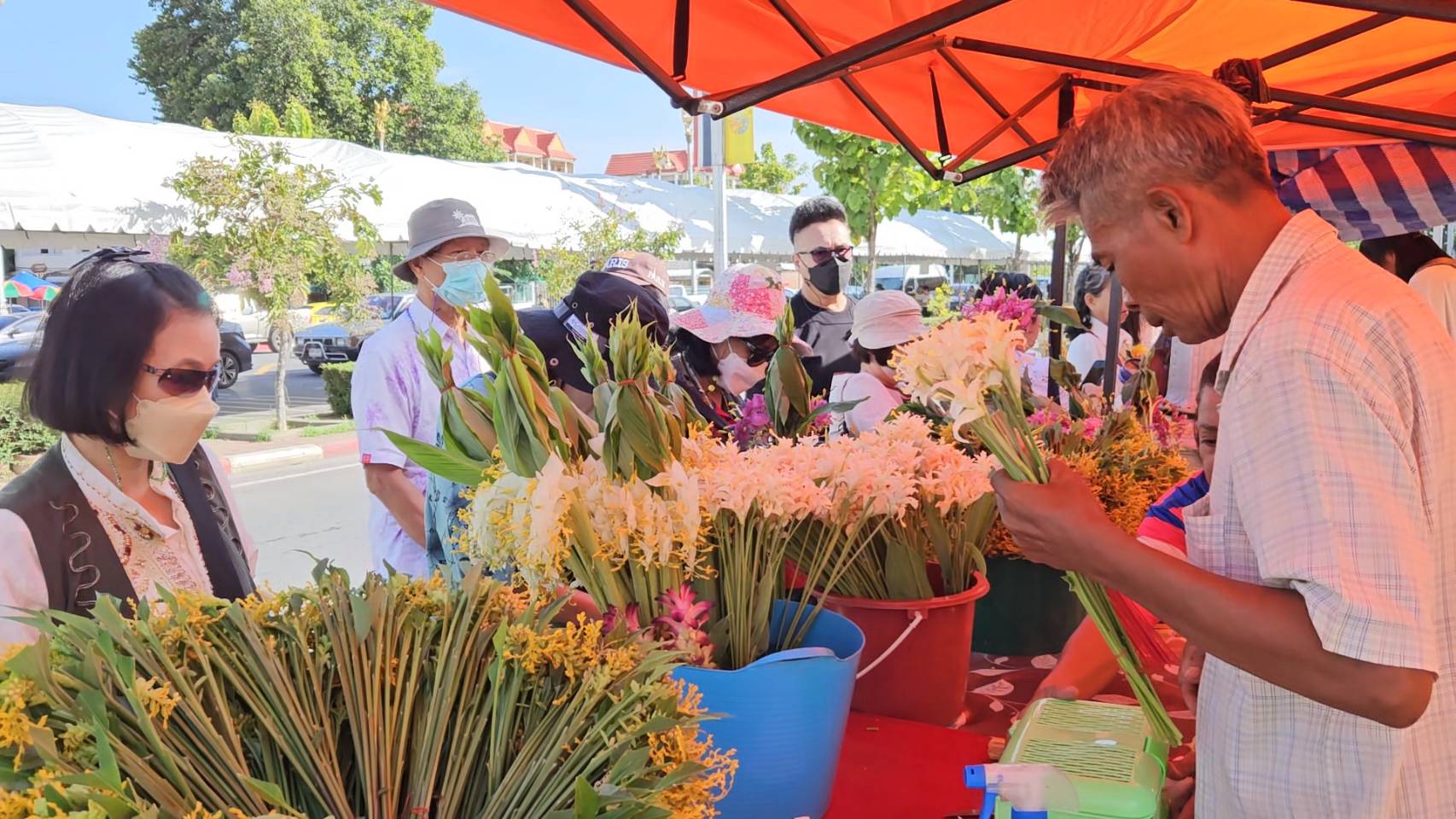 พุทธศาสนิกชนร่วมตักบาตรดอกเข้าพรรษา ประเพณีหนึ่งเดียวในโลก            