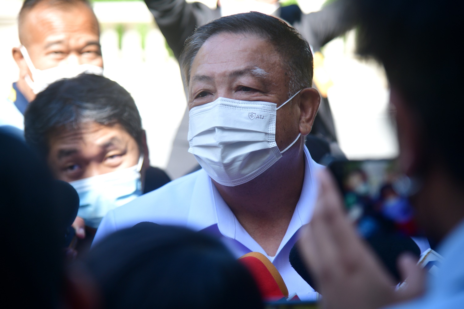 "ปลัดสธ." เผย "อนุทิน"รักษาตัวอยู่บ้าน อาการไม่หนัก ยังสั่งงานได้ เกาะติดสายพันธุ์ใหม่อีก 1-2 สัปดาห์ ประเมินแผนประกาศโรคประจำถิ่น