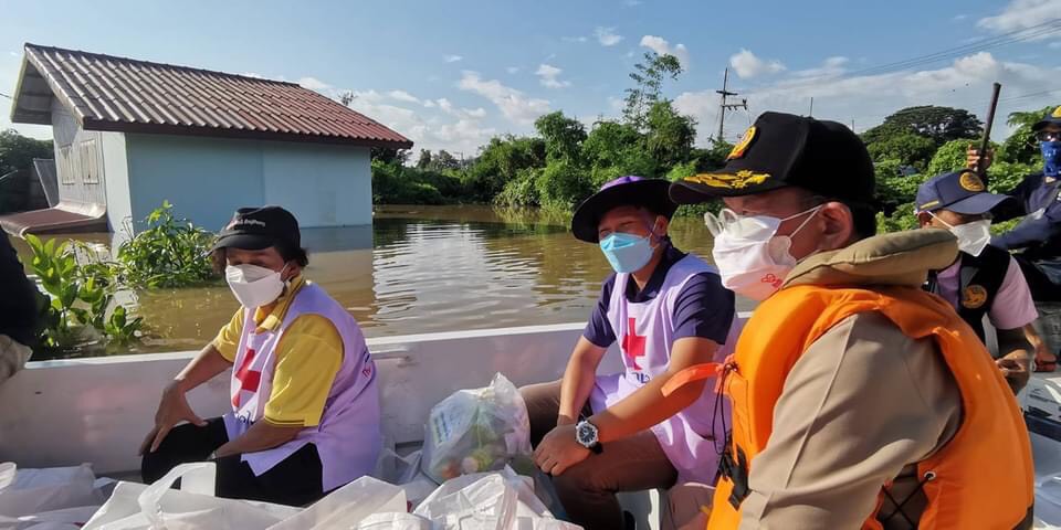 "ผู้ว่าฯปู" มอบชุดยังชีพ​และยารักษาโรคให้ปชช.พื้นที่ตำบลจรเข้ร้อง