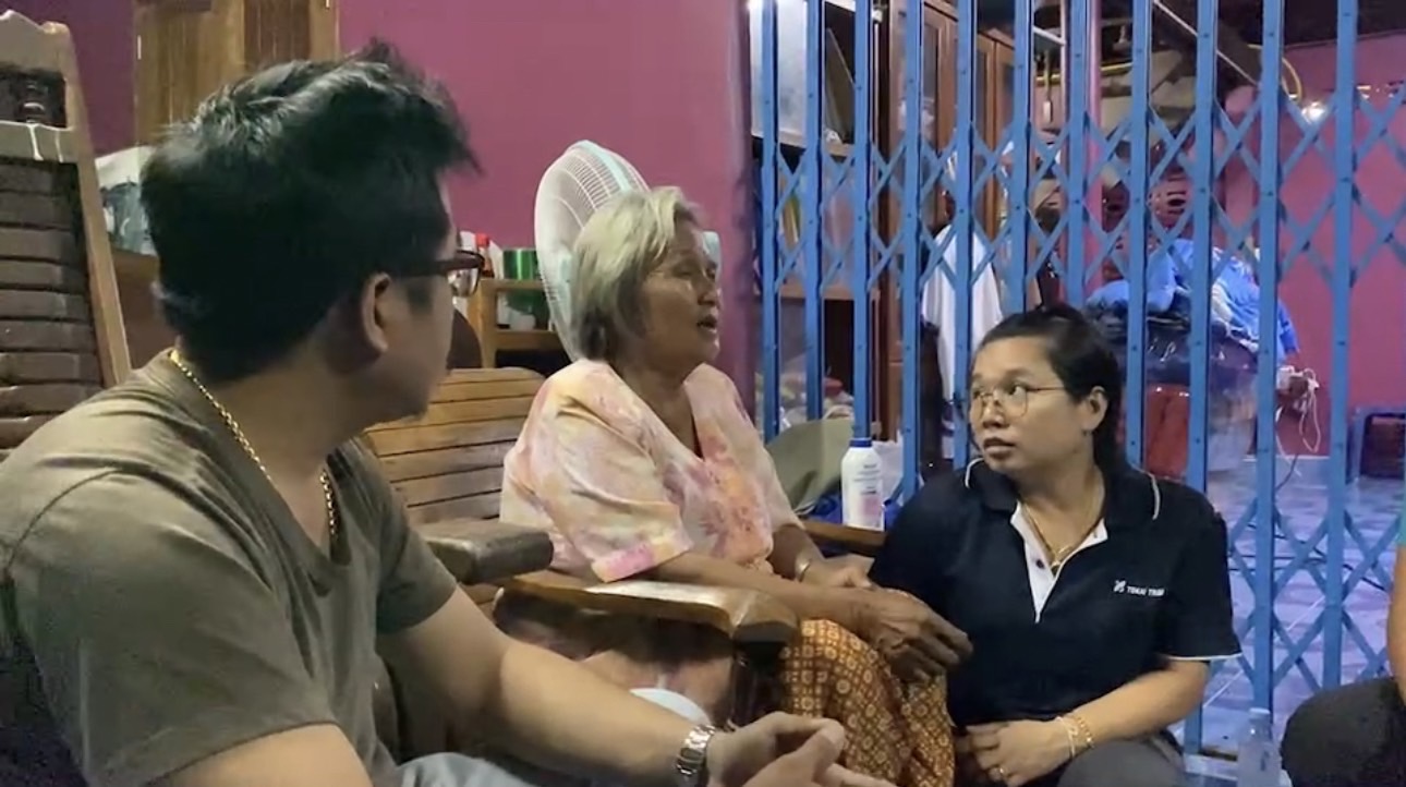 ยายชาวสวนวัย 71 ปี ถูกแก๊งมิจฉาชีพล่อลวงพาขึ้นรถกดเงินสูญกว่า 2 แสน ด้านลูกชายบอกแม่เหมือนโดนป้ายยา