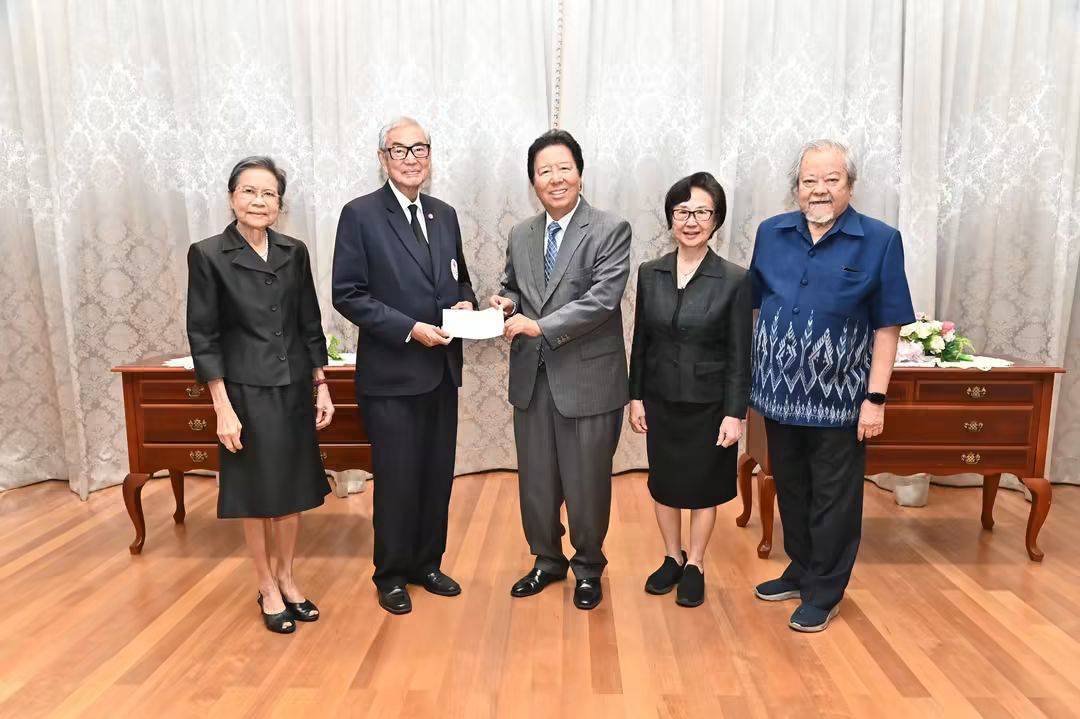 เลขาธิการสภากาชาดไทย รับมอบเงินจำนวน 4,000,000 บาท เพื่อบำรุงสภากาชาดไทย