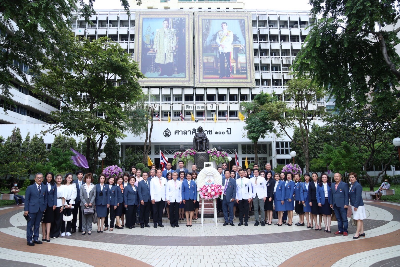 ประธาน HIDA นำผู้เข้าอบรมฯ รุ่นที่ 1 - 2 วางพวงมาลาสมเด็จพระมหิตลาธิเบศรอดุลยเดชวิกรม พระบรมราชชนก