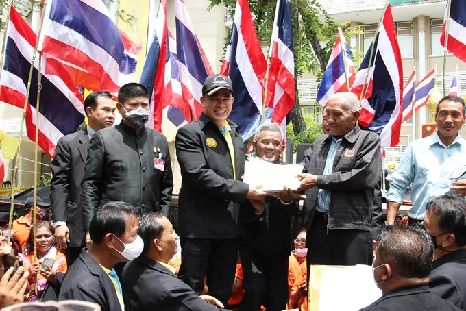 ส.ป.ก. ร่วมประชุมแก้ปัญหาเครือข่าย สอส.-สภาประชาชน 4 ภาค พร้อมรับหนังสือร้องเรียนม็อบเกษตรกร