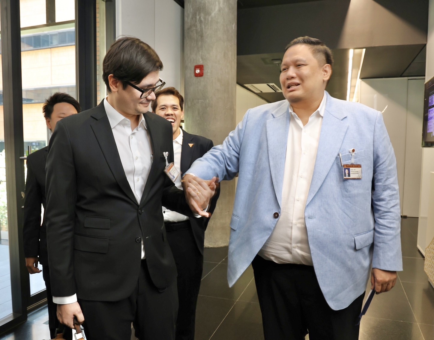 "ไผ่ ลิกค์" จับมือ "โรม" หยอกโชว์สื่อ "อรรถกร" แซวเป็นฝ่ายค้านเหรอ       