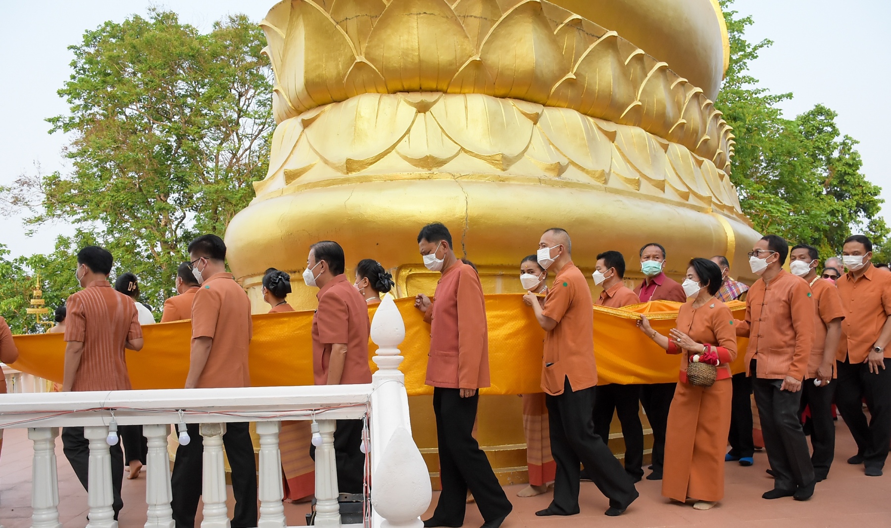 ผู้ว่าฯบุรีรัมย์ นำพุทธศาสนิกชน แห่ผ้าอังสระเปลี่ยนองค์พระสุภัทรบพิตร บนยอดภูเขาไฟกระโดง เสริมสิริมงคล วันสงกรานต์