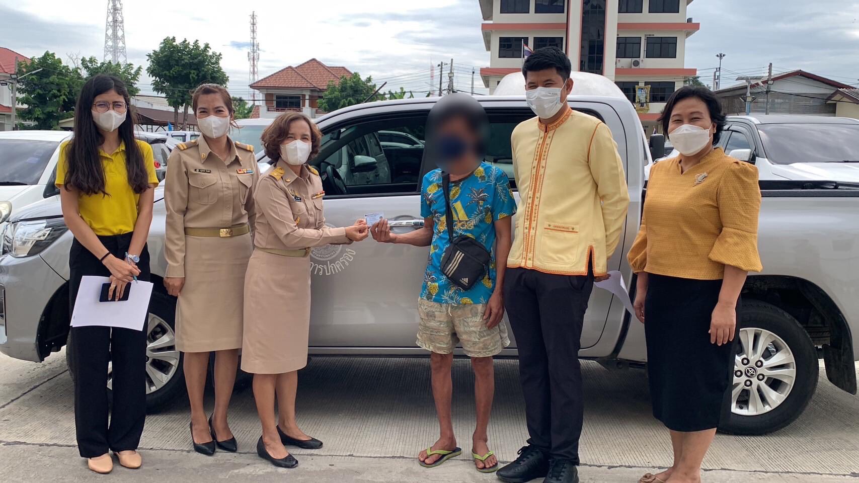 พม.อ่างทองช่วยคนพิการทางการมองเห็นทำบัตรประจำตัว 