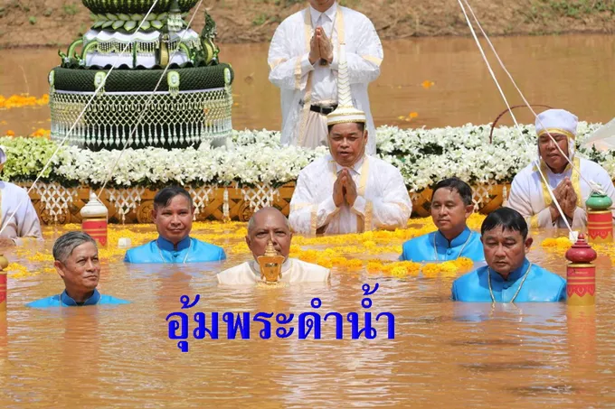ชาวเพชรบูรณ์-นทท.แห่ร่วมประเพณีอุ้มพระดำน้ำ