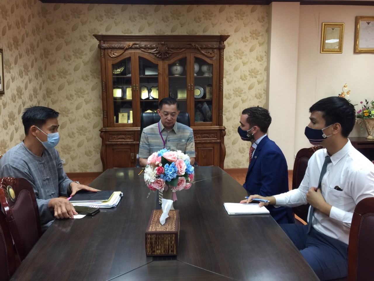 หัวหน้าแผนกกงสุลใหญ่สหรัฐอเมริกา ประจำหวัดเชียงใหม่ เข้าพบผู้ว่าราชการจังหวัดแม่ฮ่องสอนขอทราบแนวทางปฏิบัติต่อผู้หนีภัยการสู้รบ