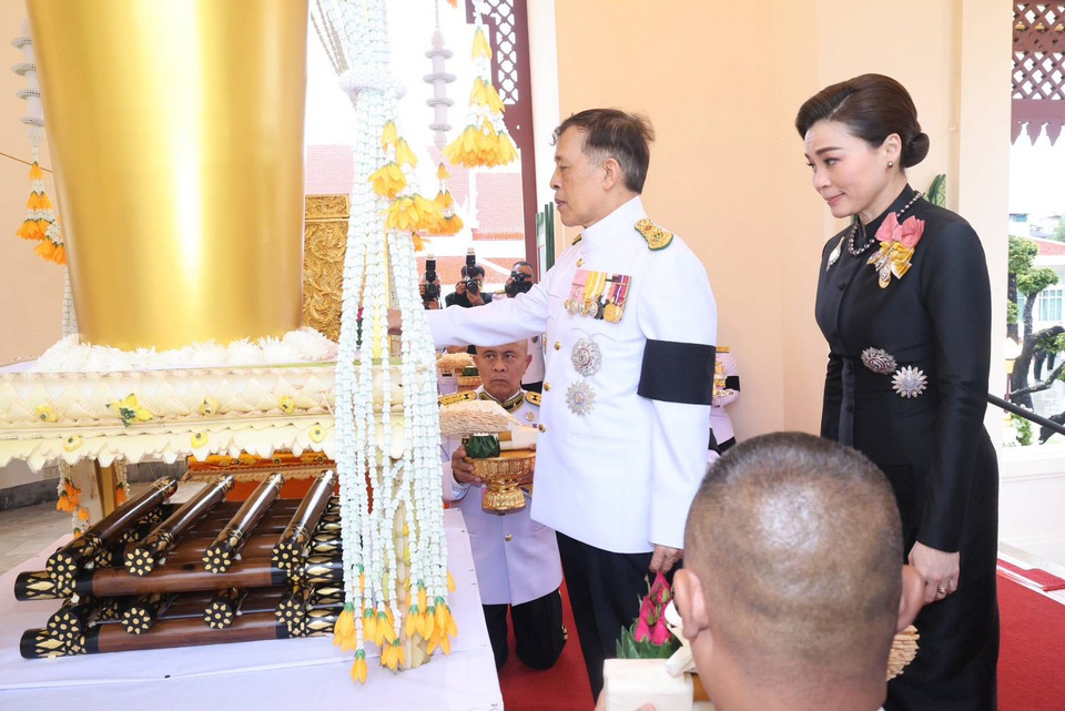 “ในหลวง-พระราชินี”เสด็จฯพระราชทานเพลิงศพ ศาสตราจารย์เกียรติยศสงคราม  ทรัพย์เจริญ 