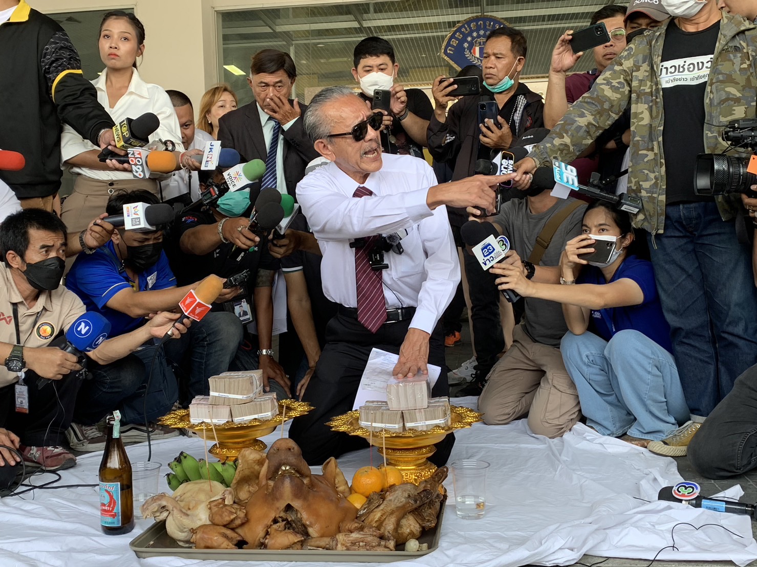 'ชูวิทย์' หอบเงินสด 6 ล้านใส่พานไปมอบให้ ผบช.ก.ที่กองปราบปราม