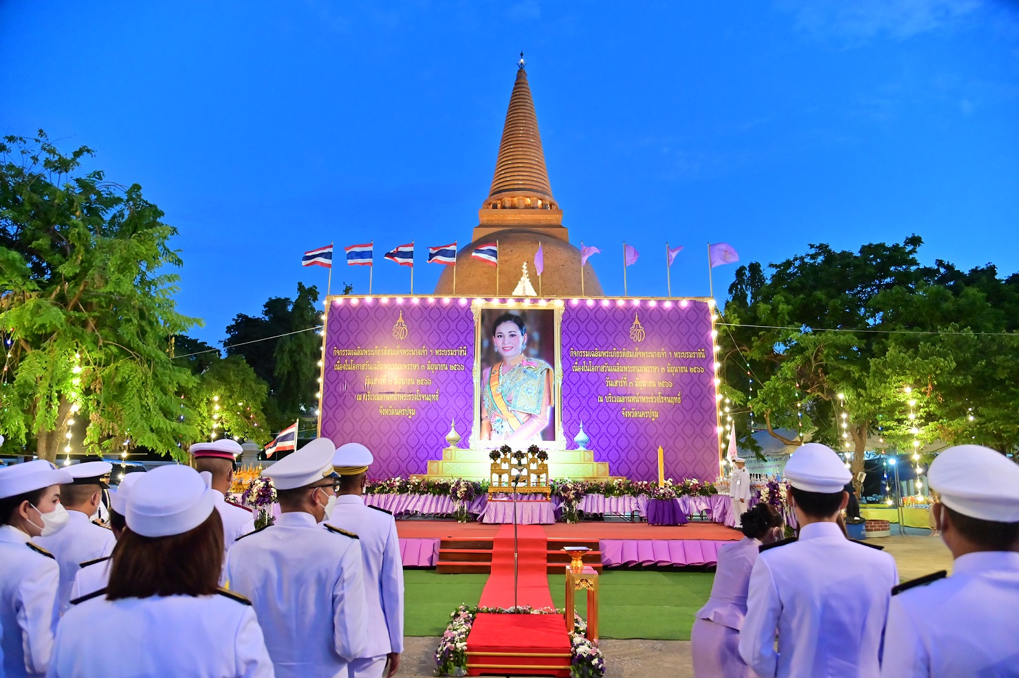 นครปฐมถวายพานพุ่มและจุดเทียนถวายพระพรชัยมงคลแด่สมเด็จพระราชินีเนื่องในโอกาสวันเฉลิมพระชนมพรรษา  