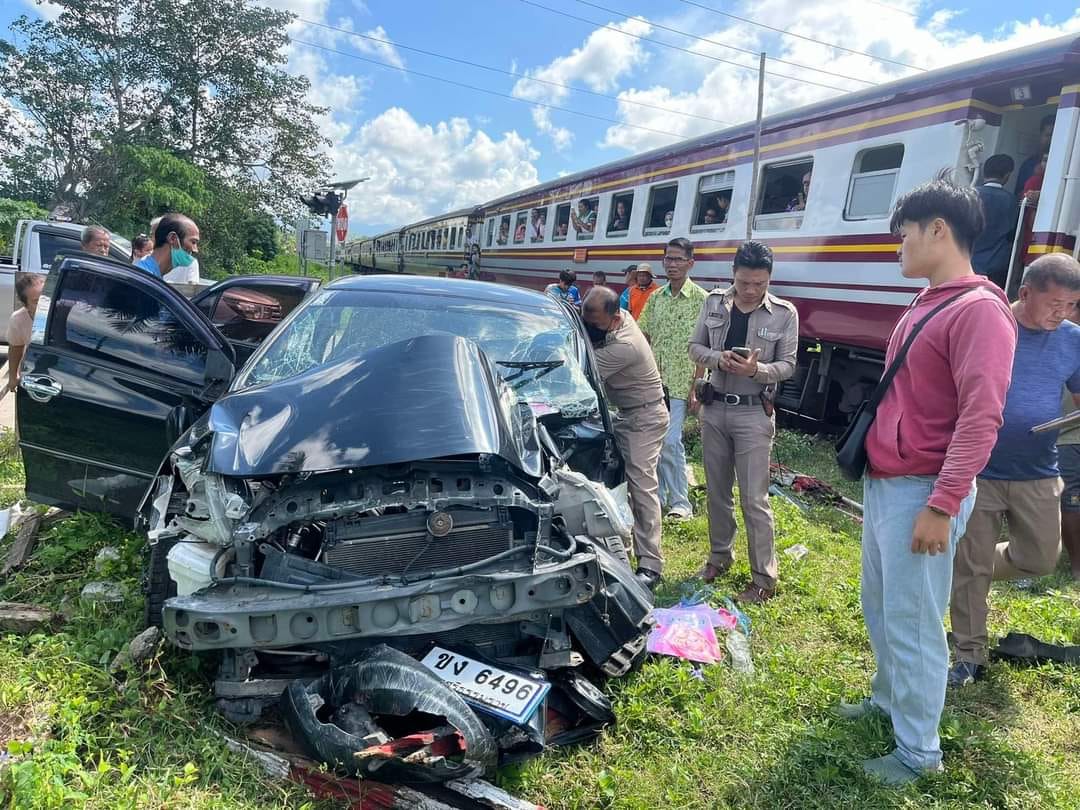 วันหวยออกรถไฟชนเก๋งยับหลังออกจากสถานีได้เพียง 200 เมตร