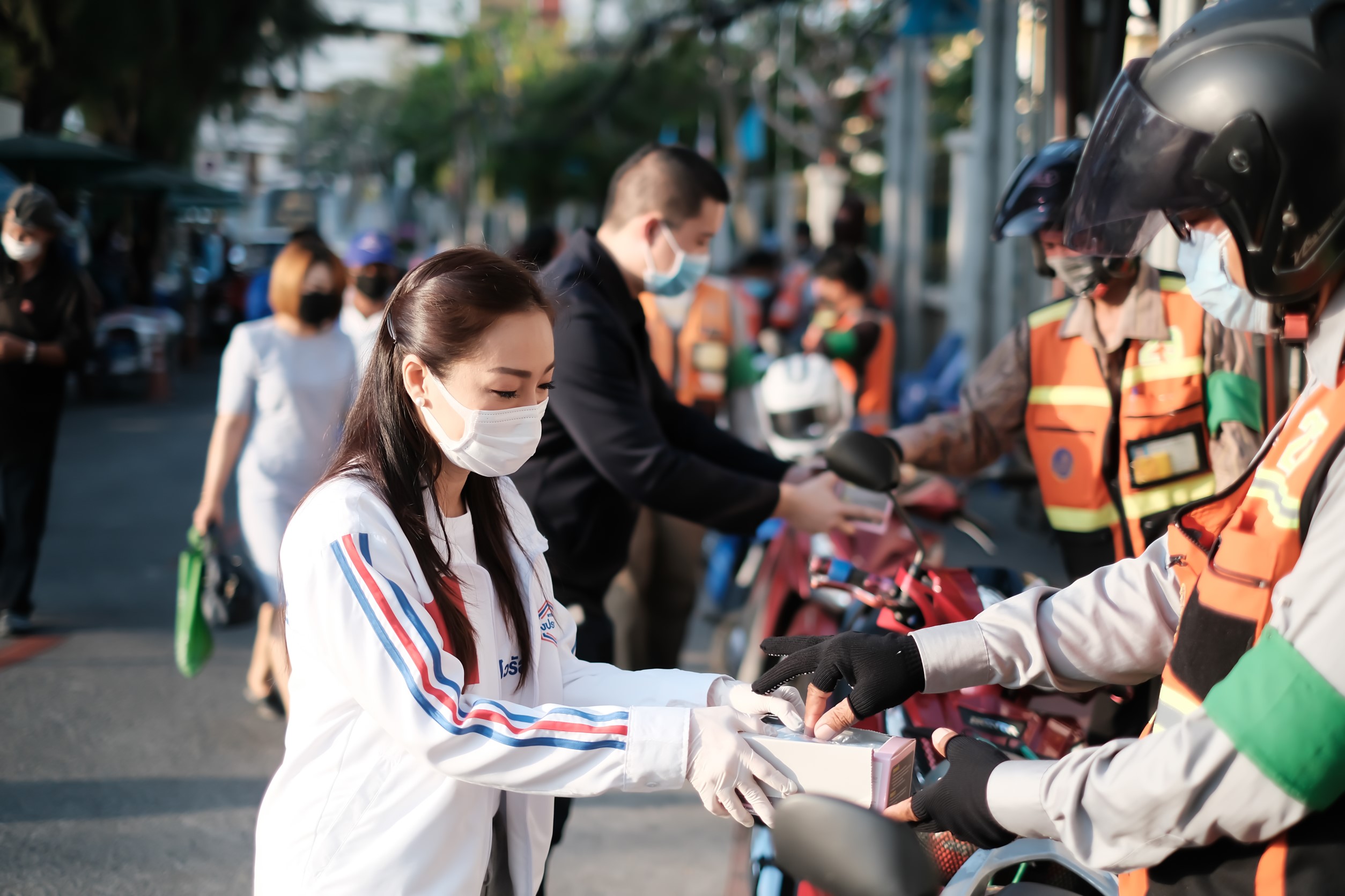 ส.ส.​ภาดาท์​ พร้อมทีมงาน ห่วงใยวินมอเตอร์ไซค์​แจกหน้ากากรอบอนุเสาวรีย์ชัยฯ