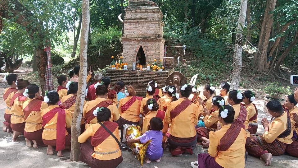 เลขเด็ด“ปราสาทยายแย้ม”ธูปเสี่ยงทายชาวบ้านแห่จดลุ้นโชคกฐินสามัคคี